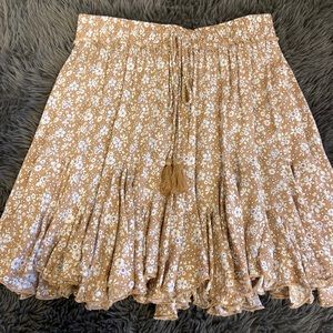 NWOT Lizard Thicket Field of Daisys Skirt is Tan